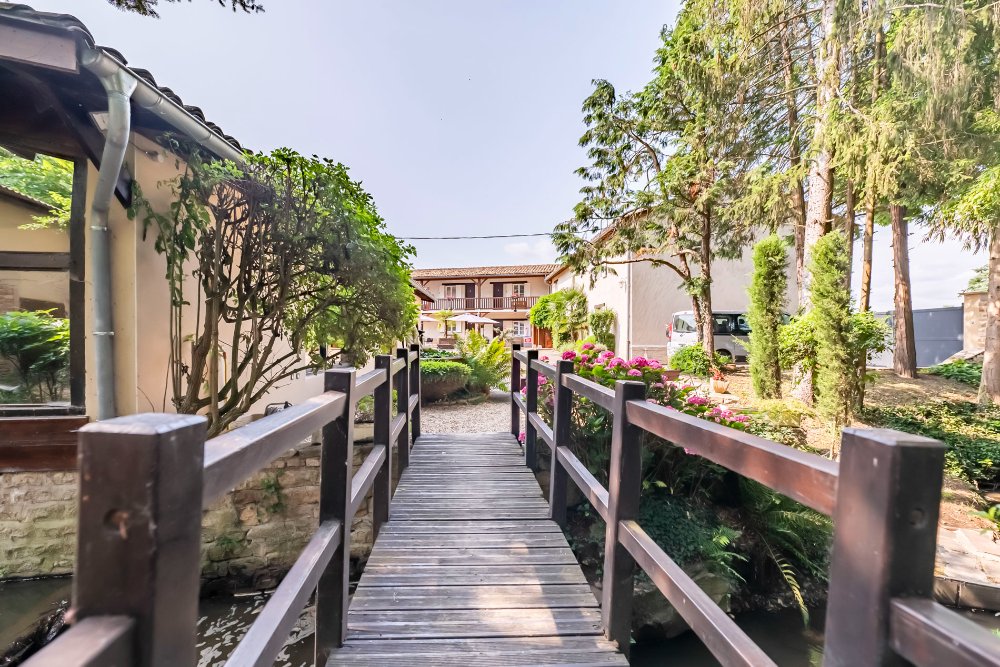 Aire camping-car � Arbigny (01190) - Photo 8